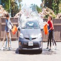 Je auto wassen. Dit mag je niet vergeten!