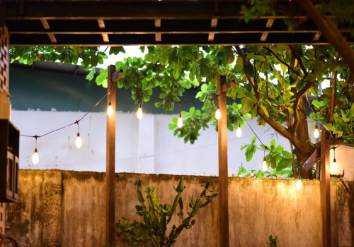 Hoeveel snoeren led-kerstverlichting mag je doorkoppelen op één 16A-groep in de tuin?