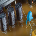Hoe lang duurt het om een condensator van 1000 µF via 10 kΩ op te laden tot 63 procent