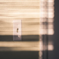 Wat is het verschil tussen een relais en een transistor in elektronische schakelingen?
